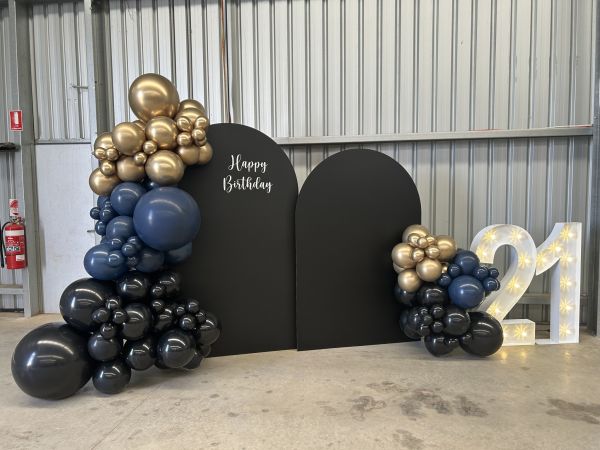 Acrylic Arch Backdrop - Black Photo