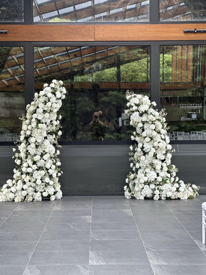 Deconstructed Floral Arches - White Photo - 3