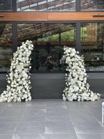 Deconstructed Floral Arches - White Photo - 3